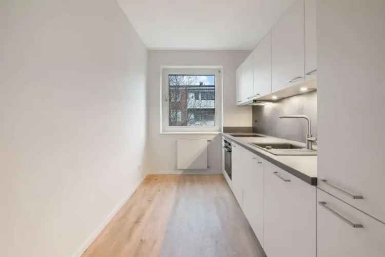 Erstbezug nach hochwertiger Sanierung, 2-Zimmer, Einbauküche, Balkon, Duschbad mit Fenster in Rahlstedt