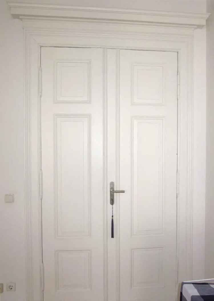 Regierungsviertel, toller Altbau mit Kassettentüren, sehr helle und großzügige Zimmer, separate Küche, Südbalkon,