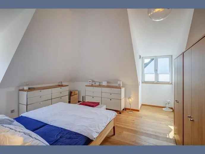 Moderne Maisonettewohnung in München mit heller Ausstattung