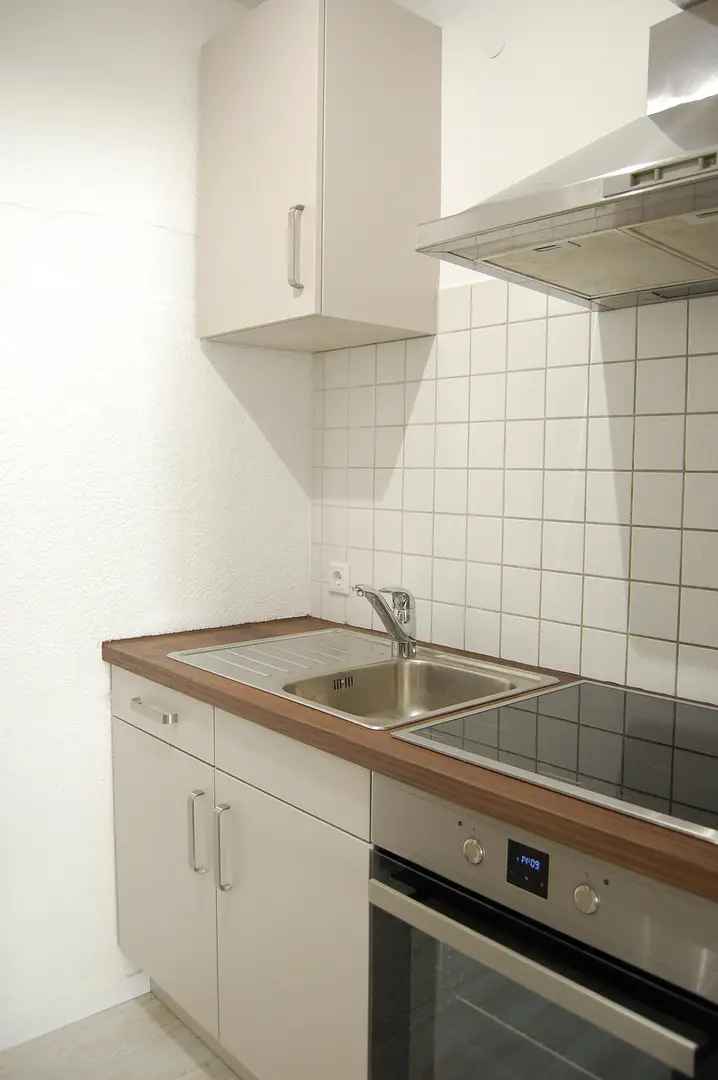 Charmante 1,5-Zimmer-Altbauwohnung mit neuer Küche im Zentrum