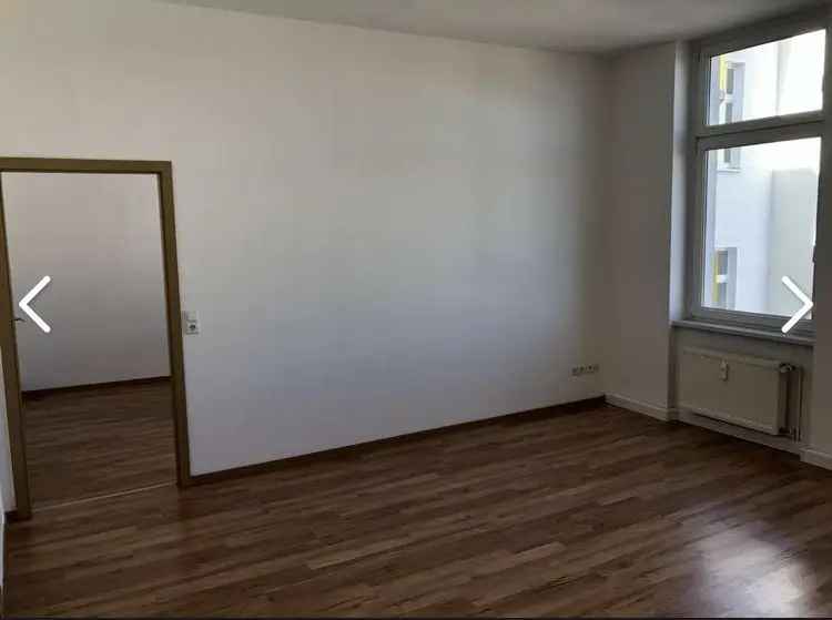 Zu Vermieten 2 Zimmer Altbauwohnung in Magdeburg mit hohen Decken