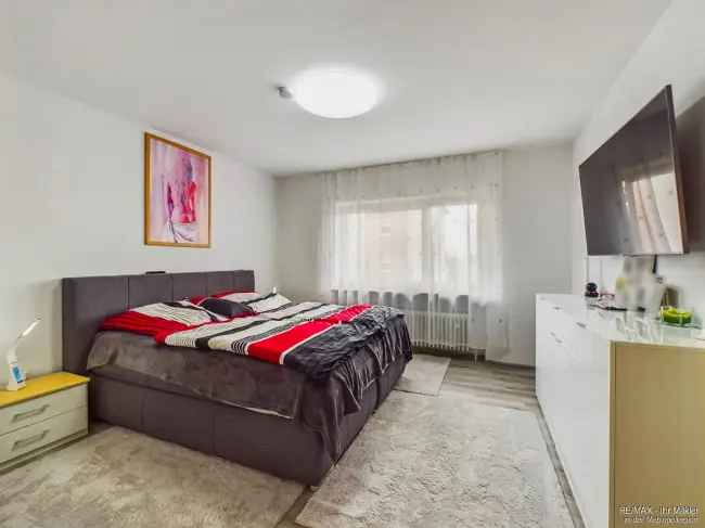 Komplett sanierte Wohnung mit West-Balkon