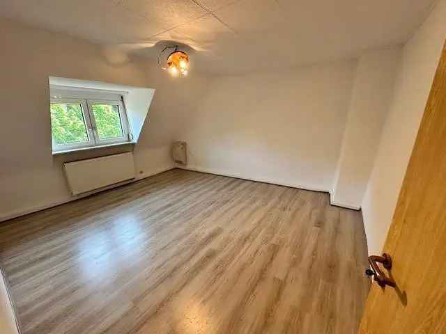 Schöne 3ZKB DG-Wohnung mit Blick auf die Weinberge