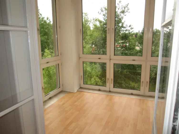 Große 2-Zimmer-Wohnung mit Wintergarten