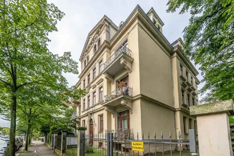 Investment mit Charme. Attraktive 3-Raum-ETW in gepflegtem Altbau mit Stuck und 2 Balkonen.