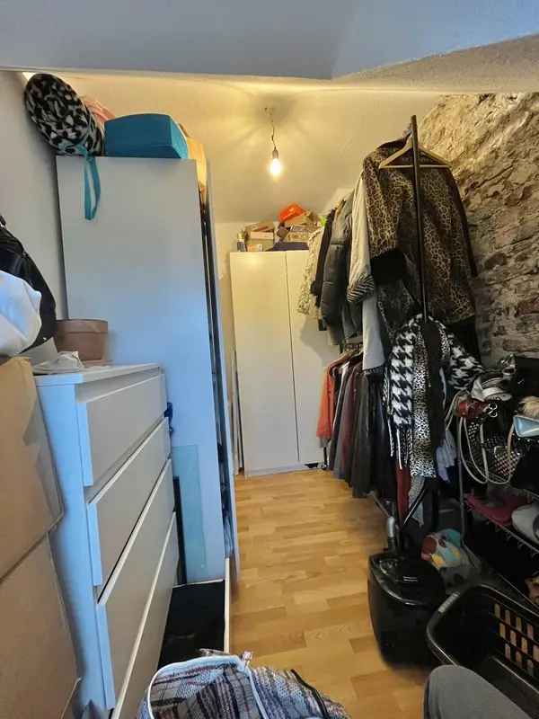 Tauschwohnung in Köln Ehrenfeld mit hellem Wohnzimmer und Badewanne