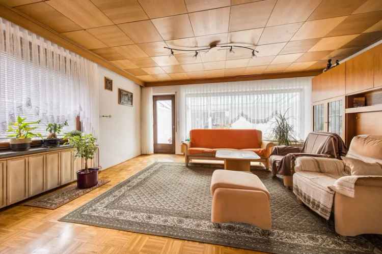 7-Zimmer Doppelhaushälfte mit Wintergarten und Garage Renovierungsobjekt