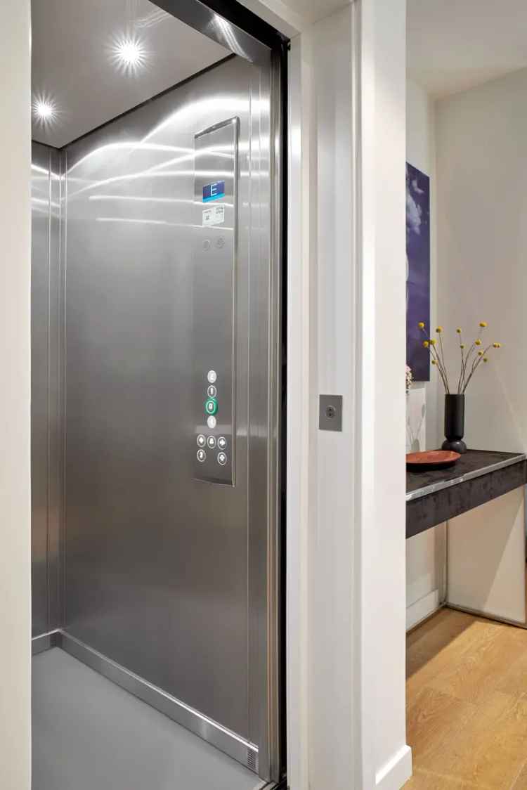 Geräumige Architekten-Villa von 2023 mit Lift, Tiefgarage und Spa-Bereich
