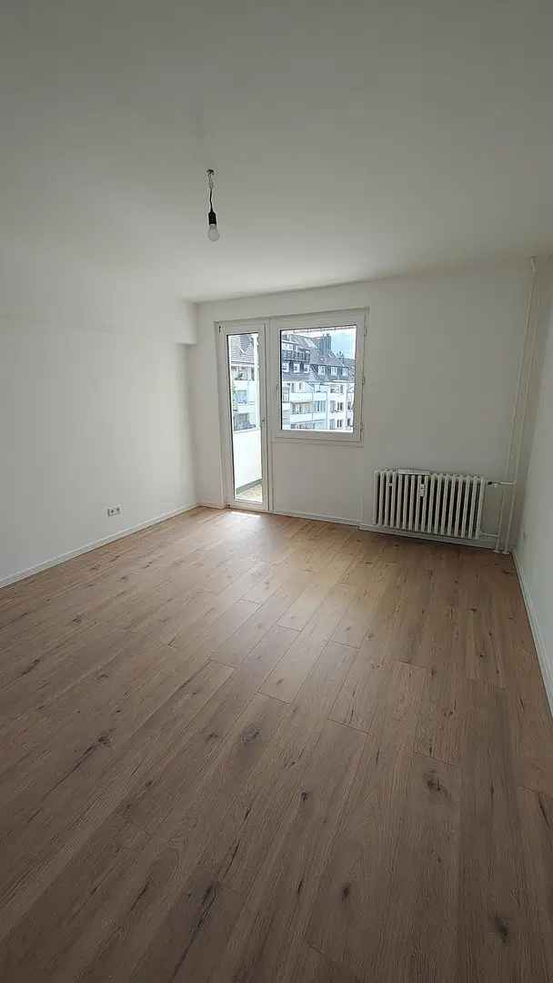 Kernsaniert - sonnige 3 Raum mit Balkon - Erstbezug