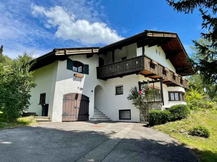 EINZIGARTIGE LANDHAUSVILLA MIT GROẞEM GARTEN UND BERGBLICK IN ZENTRALER BESTLAGE. BEFRISTET.