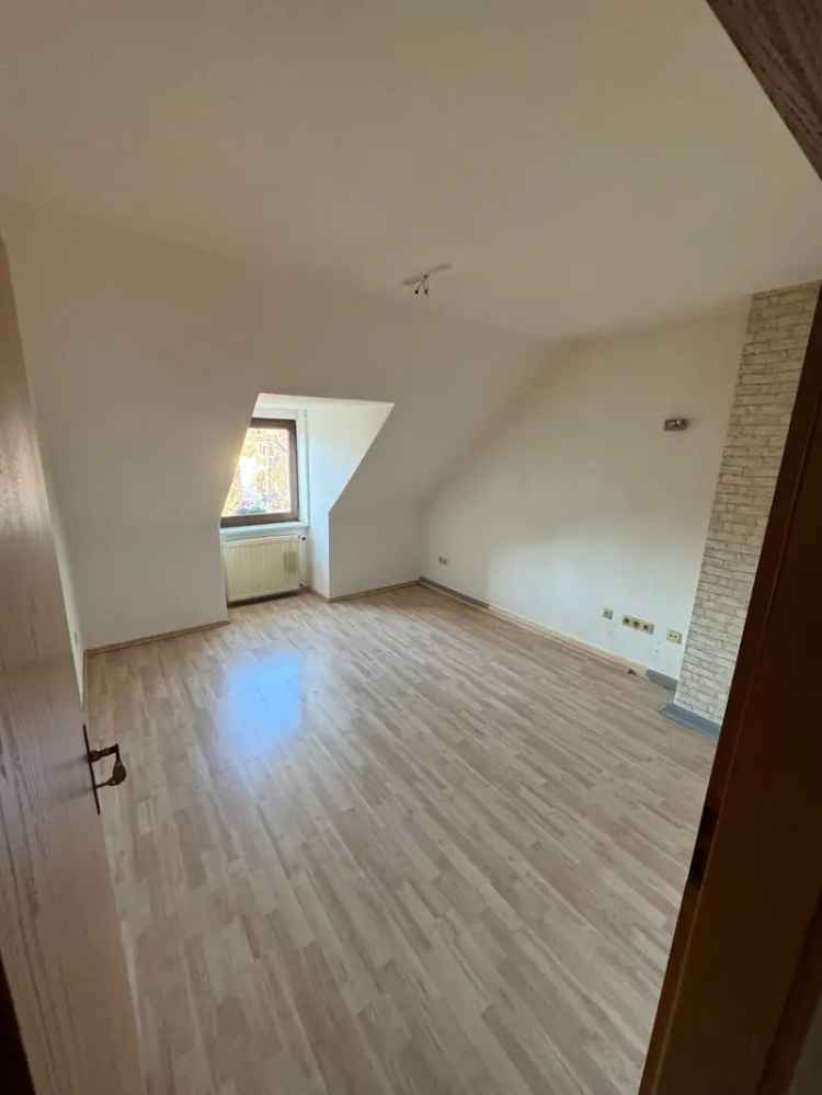 Schöne helle Dachgeschosswohnung, zentral, 3Zimmer KDB