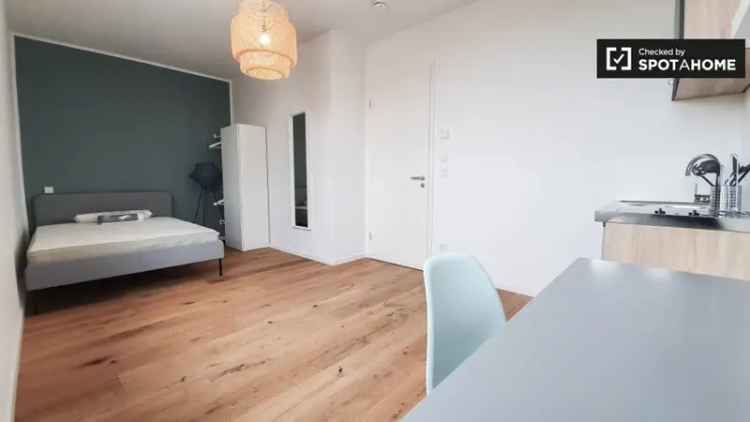 Zimmer zu vermieten in einer Wohnung mit 3 Schlafzimmern in Berlin