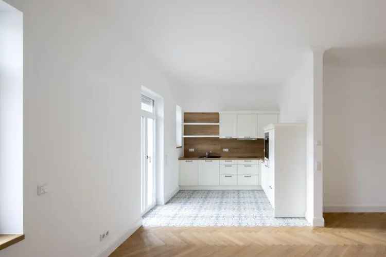 1-Zimmer-Wohnung in saniertem Altbau mit Einbauküche und Balkon zu vermieten!