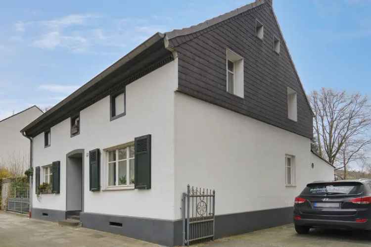 Freistehendes Altbau-Einfamilienhaus mit Einliegerwohnung, Lager, drei Garagen und großem Grundstück