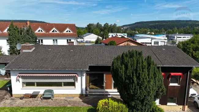 Großzügiger Bungalow mit großem Grundstück, 4 Garagen und viel Potenzial im
schönen Rehlingen