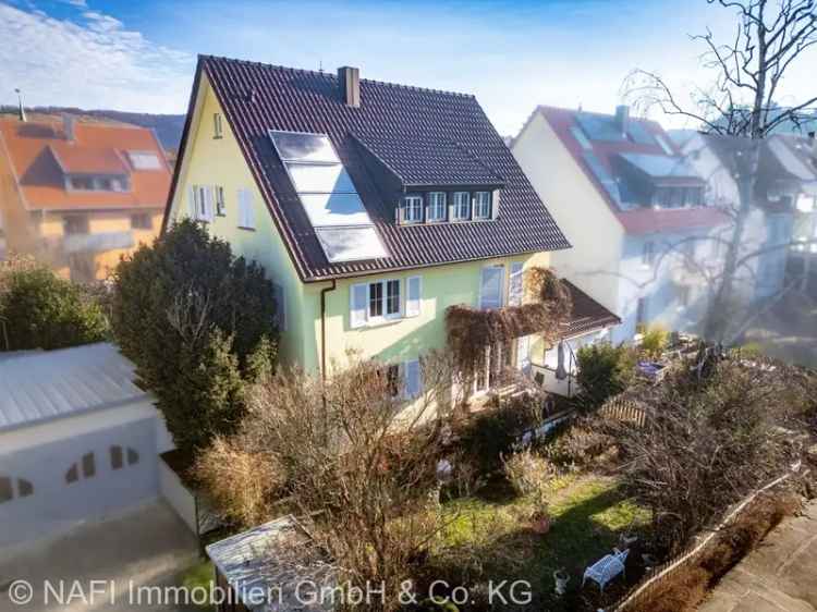 Zweifamilienhaus mit Garten und Doppelgarage in ruhiger Lage