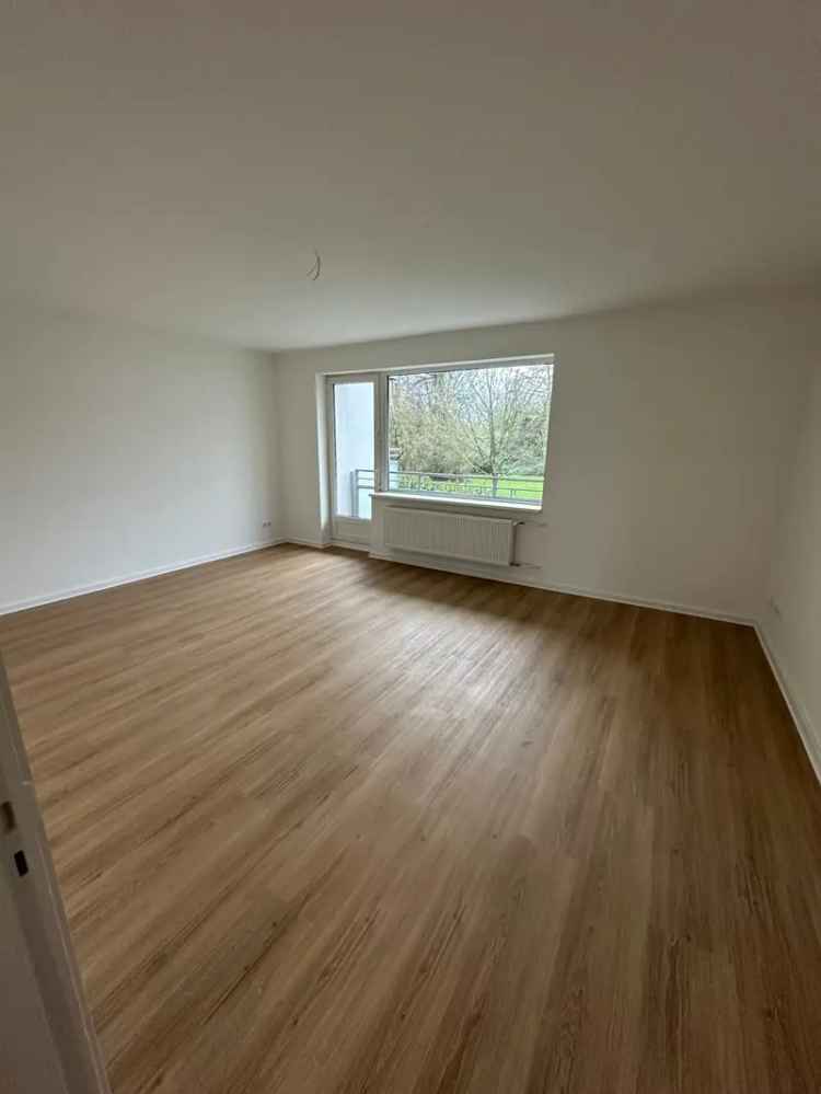 NEU Saniert, HH-Farmsen, 2  Zimmer Wohnung im 1.OG mit Balkon  !Bitte beachten Sie unsere Fragen!