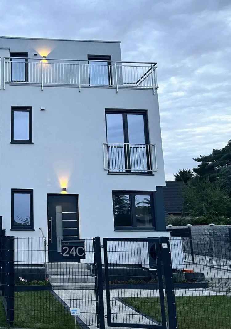 Doppelhaushälfte von Privat Möbliertes Design Ton Haus mit Moderne Innen Ausstattung