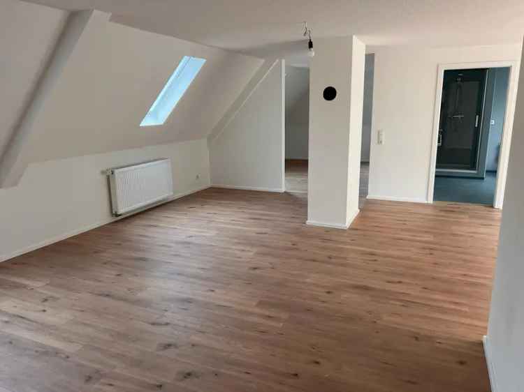 Erstbezug, frisch sanierte Maisonette-Wohnung mit hochwertiger Küche & Balkon