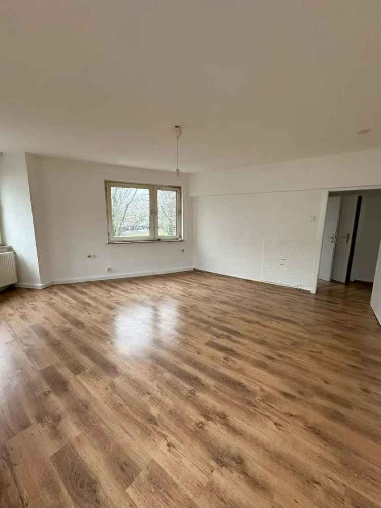 Renovierte, helle 2 Zimmer Wohnung in Zentraler, dennoch ruhige Lage