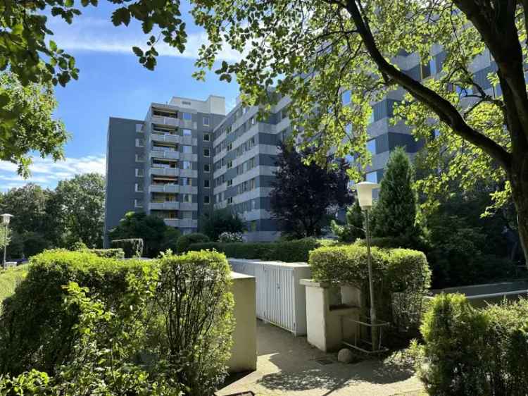 Große 4 Zi-Wohnung mit Balkon und Aufzug in HH-Farmsen