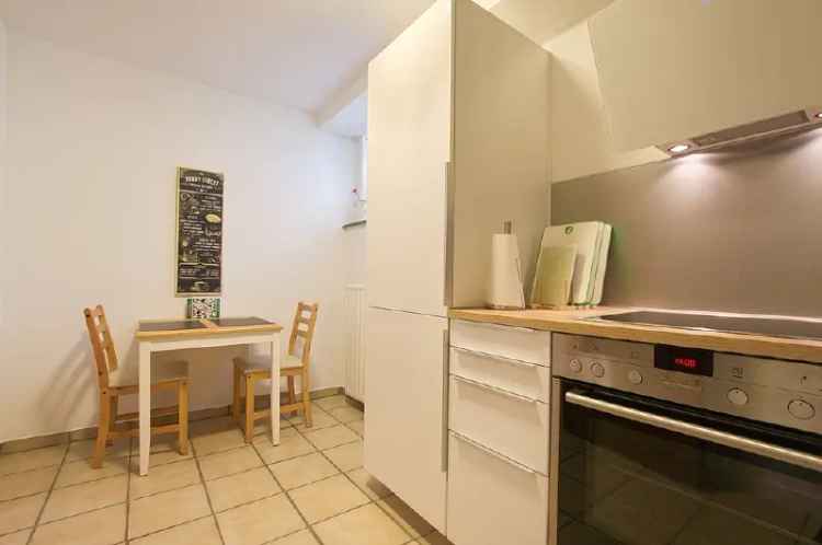 Modernes Apartment mit Internetzugang, Smart-TV, neuem Bad und kleiner Terrasse, ideal für Berufspendler