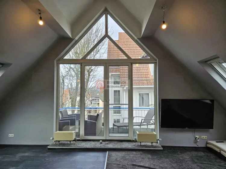 Top!! Exklusives Loft mit beeindruckender Deckenhöhe und Balkon in Dachgeschosswohnung