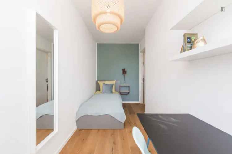 Doppelzimmer, mit Balkon, in 4-Schlafzimmer Wohnung