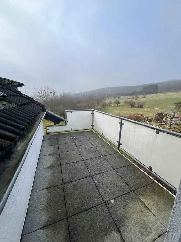 freundliche 4-Zi-Whg. mit 2 Bädern, Balkon, EBK und Blick ins Grüne