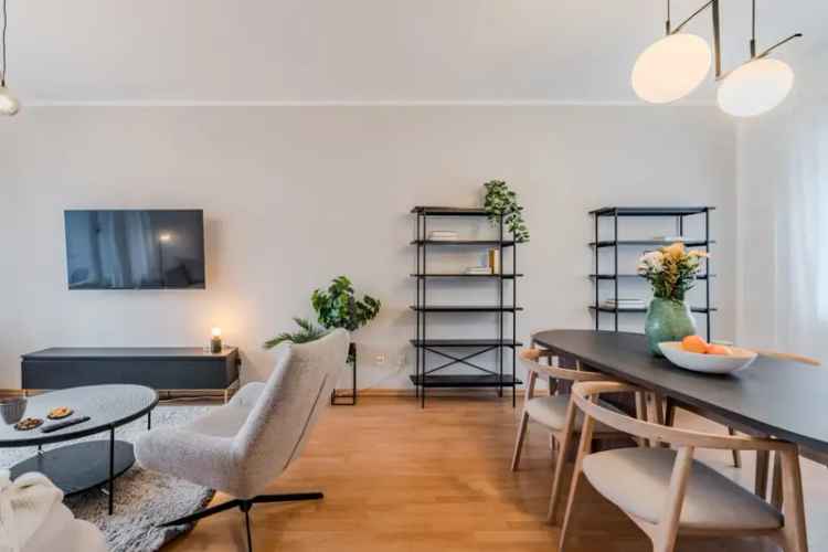 Natürliches Licht & Stil: Geräumige 2-Zimmer-Wohnung mit Balkon