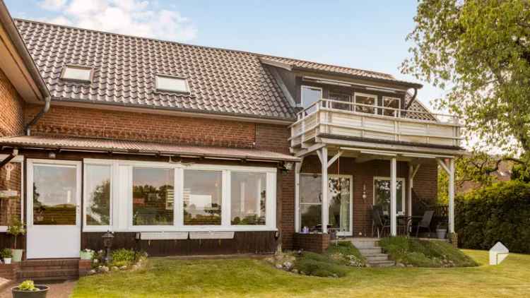 Einfamilienhaus mit zwei Wohneinheiten, Wintergarten, Terrasse und Blick ins Grüne in Hoisdorf