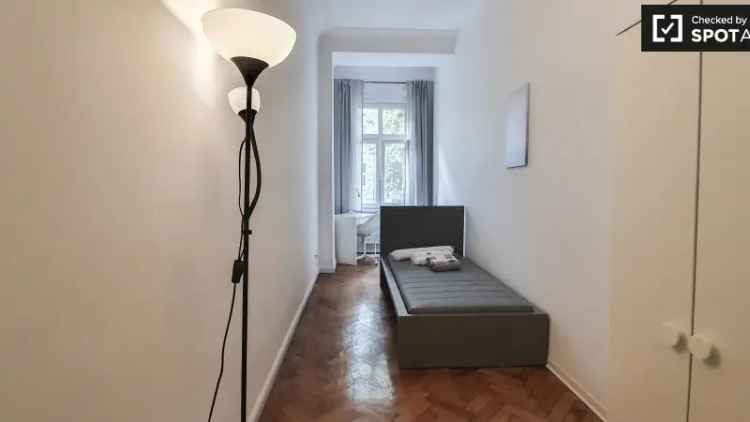 Zimmer zu vermieten in Wohnung mit 5 Schlafzimmern in Berlin