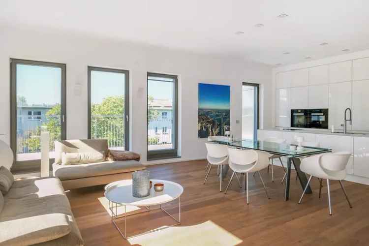 Licht von allen Seiten: Modernes Penthouse mit umlaufender Dachterrasse am Park nahe Berlin-Hauptbahnhof