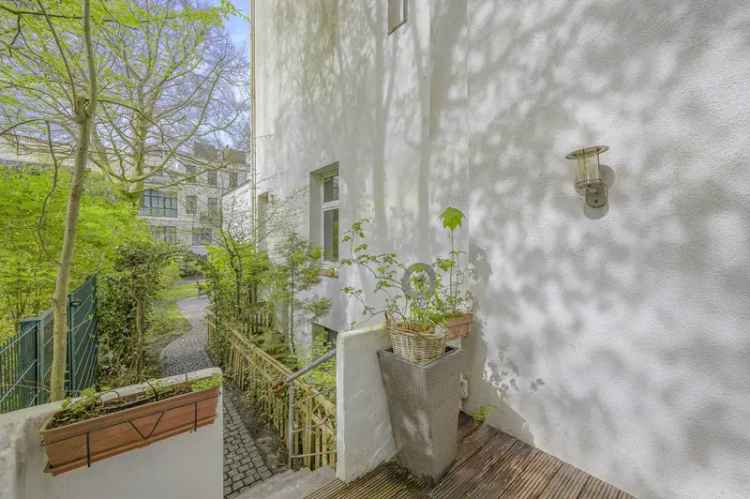 Repräsentative Altbau-ETW im Erdgeschoss mit Garten und Terrasse im Hofweg Palais: