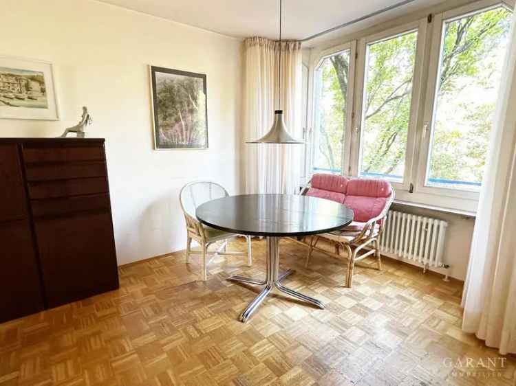 Helle 3 1/2 Zimmer-Wohnung mit schönem Balkon in zentraler Toplage von Stuttgart-Degerloch