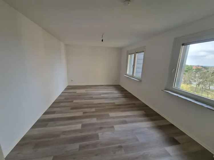 **FRISCH RENOVIERT**3-Zimmer-Wohnung //Bad mit Dusche // Einbauküche // Fahrstuhl // Fußbodenheizung