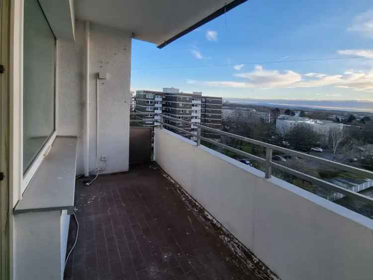 Frisch renovierte 2-Zimmer-Wohnung mit Balkon und Aufzug in der Weststadt!