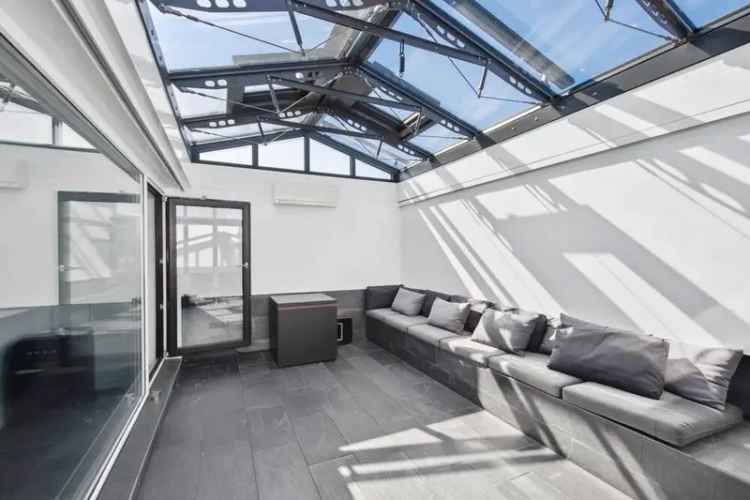 Ultraluxuriöses Penthouse in Mitte mit Panoramablick und direktem Blick auf den ikonischen Fernsehturm