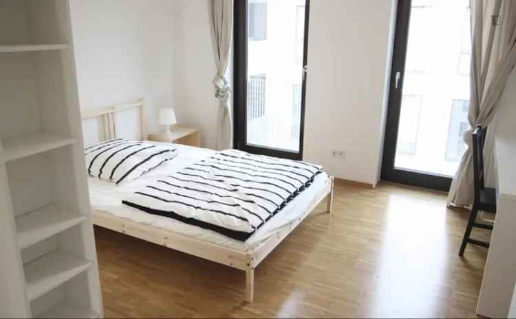 Einbettzimmer in 4-Schlafzimmer Wohnung