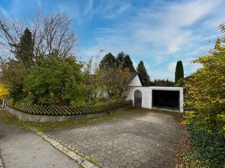 Bungalow im Grünen mit parkähnlichem Garten und großzügigem Grundstück