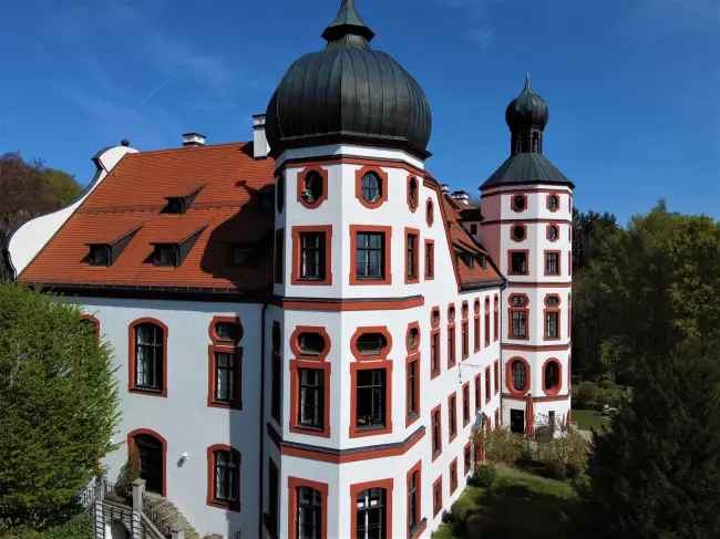 Herrschaftliches Wohnen mit Bergblick im Schloss Eurasburg