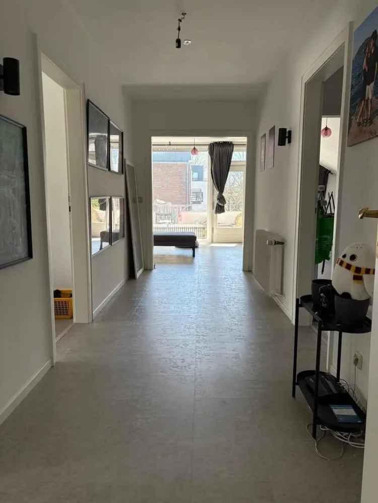 Dachgeschosswohnung mit Sonnenbalkon – frisch saniert und zentral gelegen