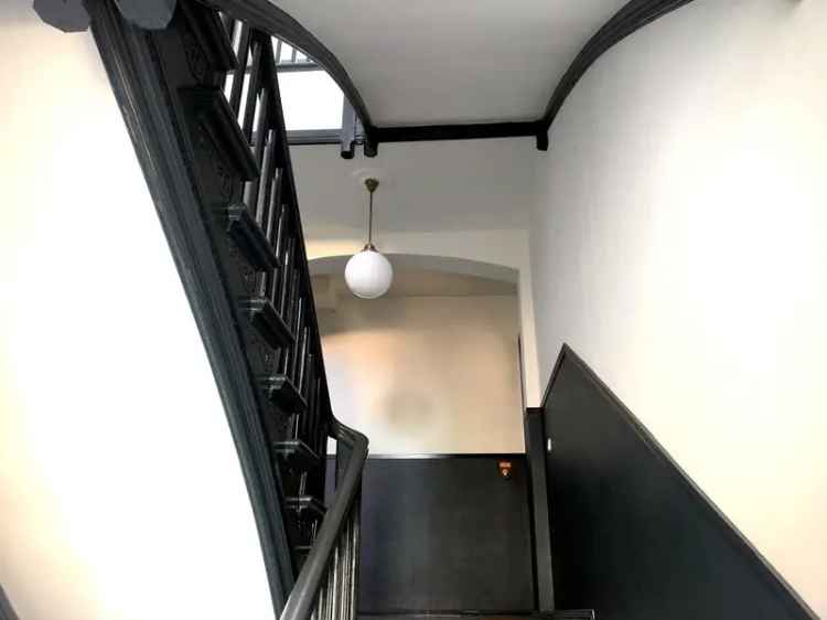 sehr sonnige, gepflegte Altbauwohnung mit Stuck, Balkon, Keller 3Zi.+Kammer bzw. Umbau=4 Z.+K.