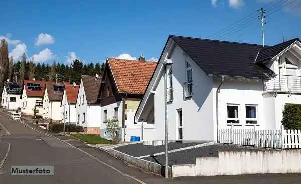 Doppelhaushälfte mit Anbau Garage und Carport 134m²