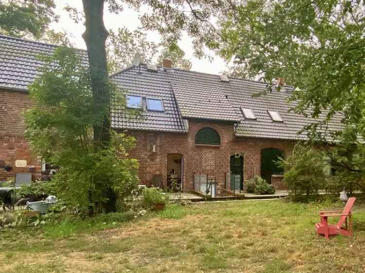 Charmantes Bauernhaus mit großem Grundstück in idyllischer Dorflage bei Gorlosen