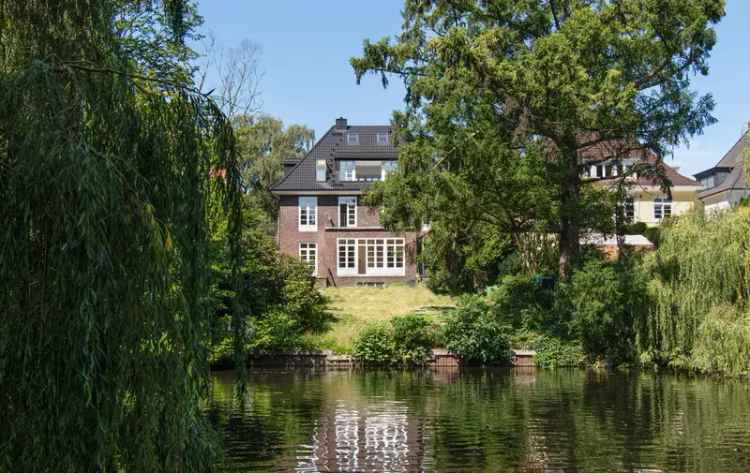 Direkt am Alsterlauf – Teilsaniertes Stadthaus mit Wassergrundstück in der Inselstraße