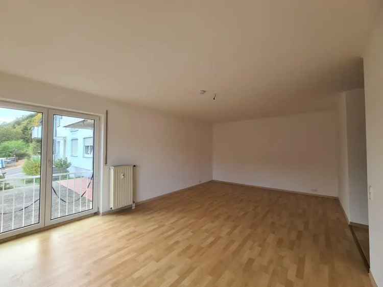 2,5 Zimmer Untergeschosswohnung mit Terrasse und Gartenstreifen