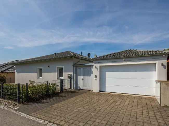 Neuwertiger Bungalow mit großzügigen
Terrassenflächen und unverbautem
Traumblick in Malching