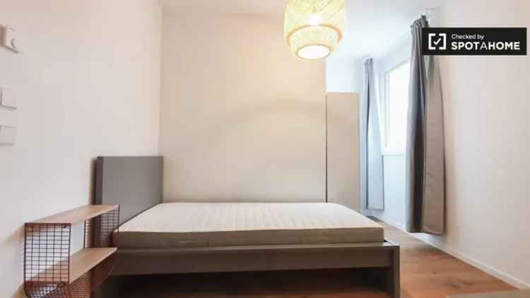 Zimmer zu vermieten in Wohnung mit 5 Schlafzimmern in Berlin