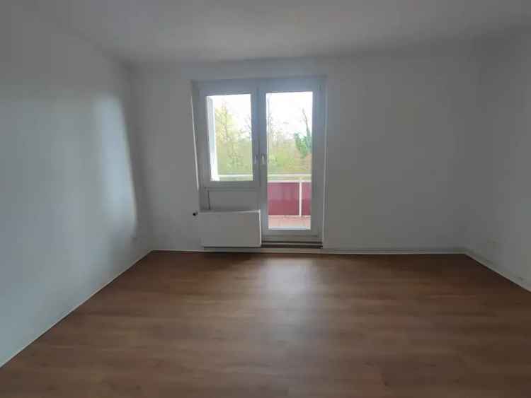 Helle freundliche Dreiraumwohnung mit Balkon und modernen Badezimmer